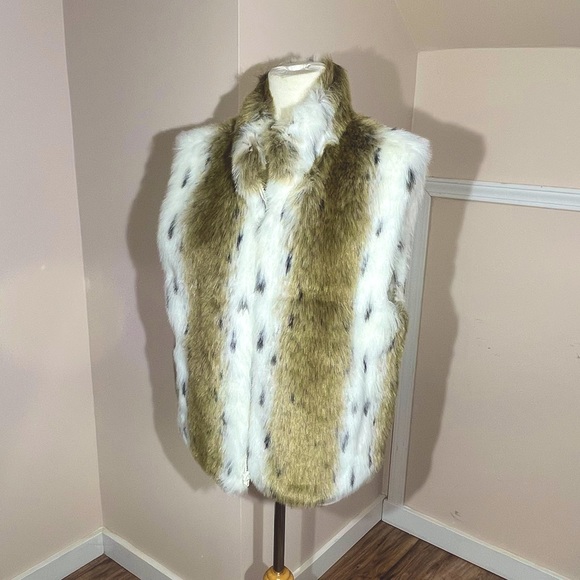Giacca Jackets \u0026 Coats | Giacca Gallery Company Reversible Faux Fur Vest | Color: Tan/White | Size: L | Kachiina22's Closet